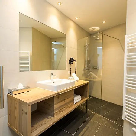Hotel The 4*