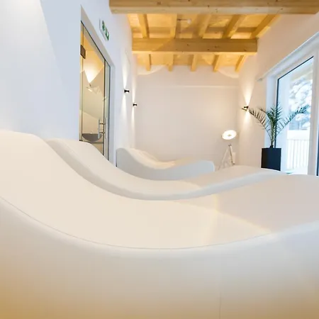 Hotel The 4*